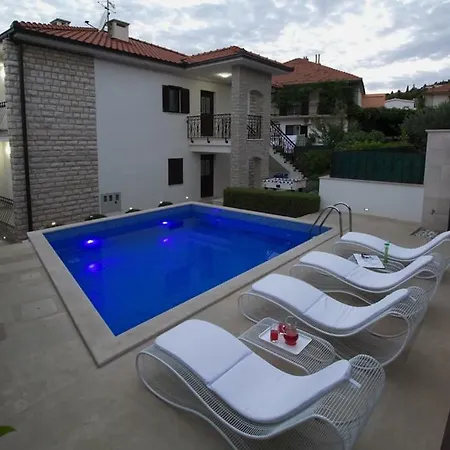 别墅 Roko With Swimming Pool 特罗吉尔